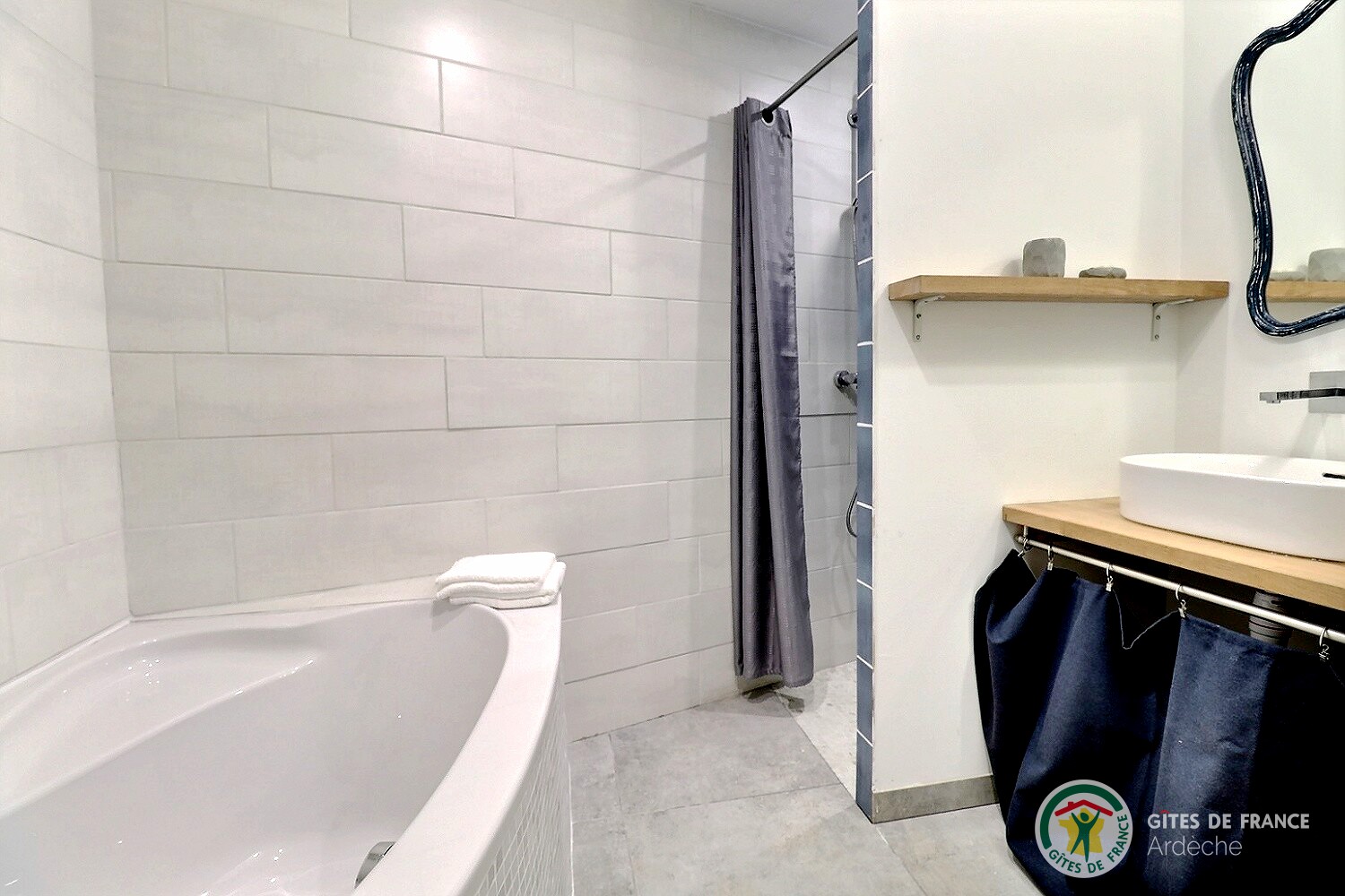 Salle de bain avec baignoire et douche WC séparés - Chambre Côté Acacia photo 16