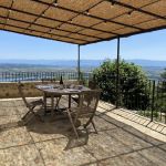 Terasse avec vue panoramique sur la vall&eacute;e du Rh&ocirc;ne
