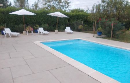 G&icirc;te n&deg;330095 Vallon-Pont-d'Arc - Ard&egrave;che - Belle piscine &agrave; partager avec les propri&eacute;taires et jardin