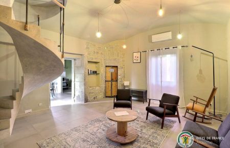 G&icirc;te n&deg;33706 Bessas - Ard&egrave;che - Joli salon alliant contemporain et  charme de la pierre