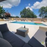 Détente au bord de la piscine partagée de la propriété Détente au bord de la piscine partagée de la propriété