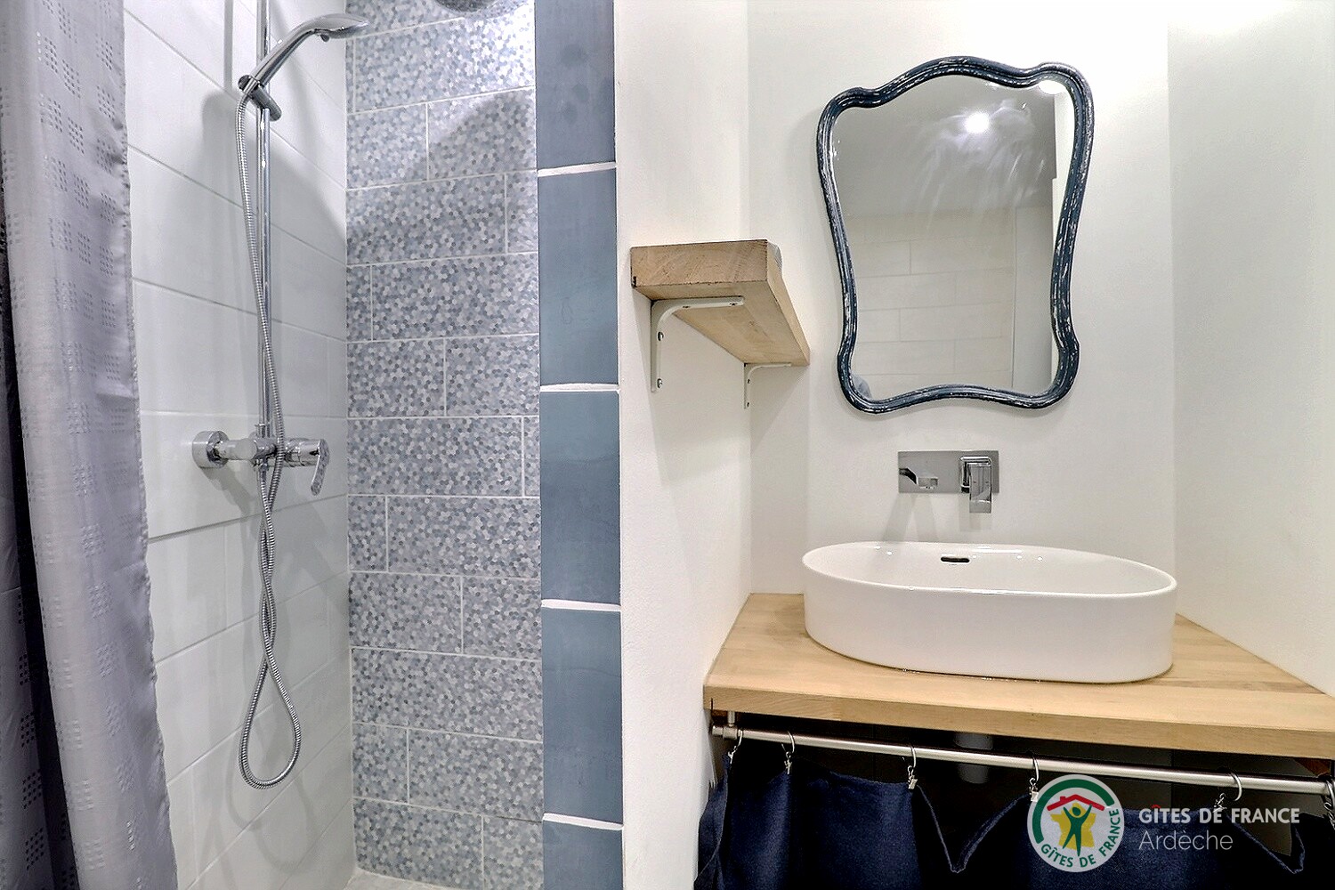 Salle de bain avec baignoire et douche WC séparés - Chambre Côté Acacia photo 17