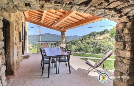 Terrasse couverte avec vue sur le panorama Gîte n°150701 Mariac - Ardèche - Terrasse couverte avec vue sur le panorama