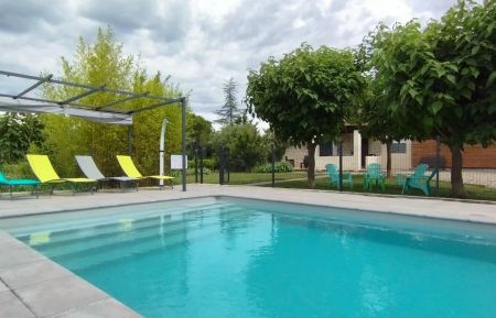 G&icirc;te n&deg;24707 Banne - Ard&egrave;che - la piscine et le Jardin