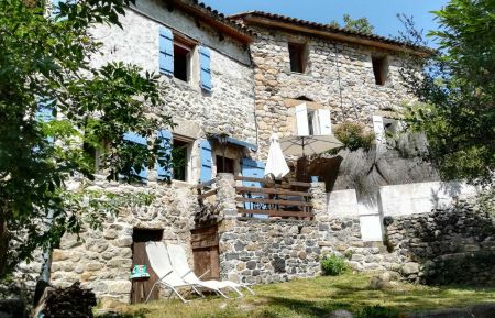 G&icirc;te n&deg;322038 Thueyts - Ard&egrave;che - Le g&icirc;te aux volets bleus et son jardin