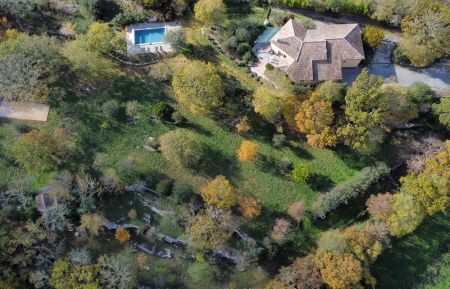 G&icirc;te n&deg;207740 Saint-Alban-Auriolles - Ard&egrave;che - Vue a&eacute;rienne, maison, piscine terrain de p&eacute;tanque et vaste jardin