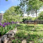 Petit jardin priv&eacute; avec vue sur le village, en face du g&icirc;te