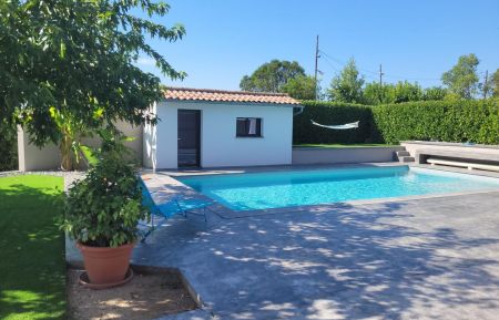 La piscine à partager et ses abords Gîte n°343711 Vinezac - Ardèche - La piscine à partager et ses abords
