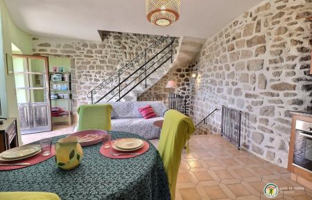 G&icirc;te n&deg;162043 Montr&eacute;al - Ard&egrave;che - Au 1er niveau, la pi&egrave;ce de vie avec l'acc&egrave;s &agrave; la petite terrasse