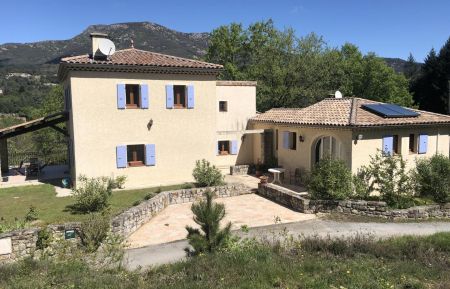 G&icirc;te n&deg;196702 Rocles - Ard&egrave;che - Le g&icirc;te &agrave; droite jouxtant la maison des propri&eacute;taires 