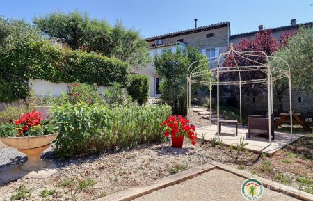 G&icirc;te n&deg;211704 Saint-Andr&eacute;-de-Cruzi&egrave;res - Ard&egrave;che - G&icirc;te mitoyen sur 2 niveaux avec beau jardin clos espace d&eacute;tente et terrain de p&eacute;tanque