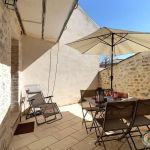 Terrasse agr&eacute;able avec vue sur le clocher