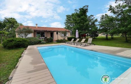 G&icirc;te n&deg;31704 Berrias-et-Casteljau - Ard&egrave;che - Villa ind&eacute;pendante avec jardin et piscine priv&eacute;e
