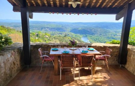 De la terrasse couverte, vous pourrez profiter d'une vue incroyable sur la vallée. Gîte n°306007 Sampzon - Ardèche - De la terrasse couverte, vous pourrez profiter d'une vue incroyable sur la vallée.