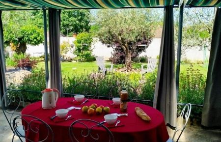 G&icirc;te n&deg;201010 Ruoms - Ard&egrave;che - Terrasse couverte ombrag&eacute;e face au jardin