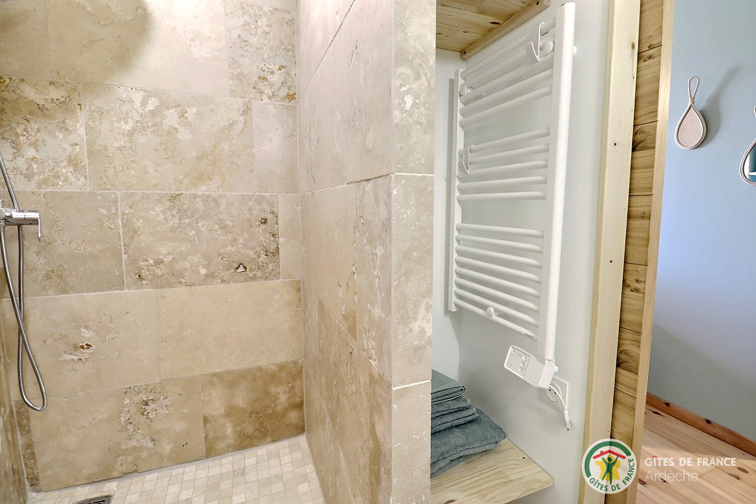Chambre Côté Cour avec lit en 180 - salle d'eau privative et WC séparés photo 24