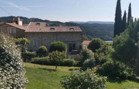 G&icirc;te n&deg;116700 Lab&eacute;gude - Ard&egrave;che - Vue sur le g&icirc;te depuis la route 