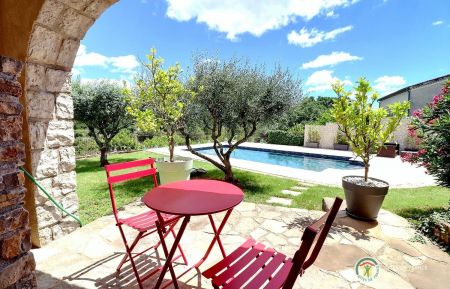 La terrasse avec une vue splendide sur la piscine Gîte n°231704 Saint-Étienne-de-Fontbellon - Ardèche - La terrasse avec une vue splendide sur la piscine