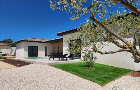 G&icirc;te n&deg;330782 Vallon-Pont-d'Arc - Ard&egrave;che - Villa ind&eacute;pendante avec piscine priv&eacute;e terrain de p&eacute;tanque et climatisation