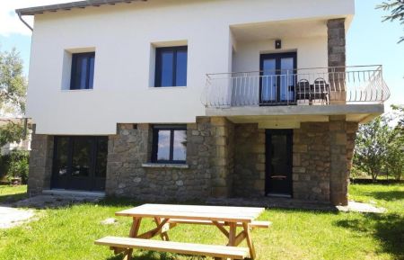 G&icirc;te n&deg;71706 Coucouron - Ard&egrave;che - Le g&icirc;te au 1er &eacute;tage et ses espaces ext&eacute;rieurs