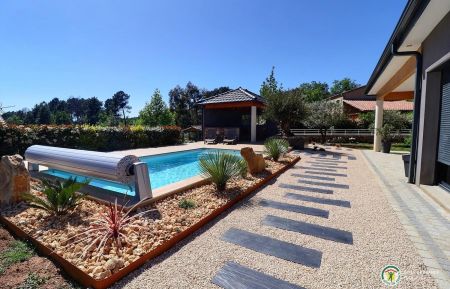 G&icirc;te n&deg;162703 Montr&eacute;al - Ard&egrave;che - La piscine privative et son environnement