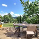 La terrasse du g&icirc;te et son environnement