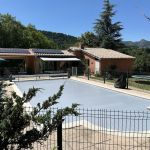 La piscine s&eacute;curis&eacute;e, par un volet roulant et une cl&ocirc;ture, pour un repas sous la terrasse ombrag&eacute;e en toute tranquillit&eacute;