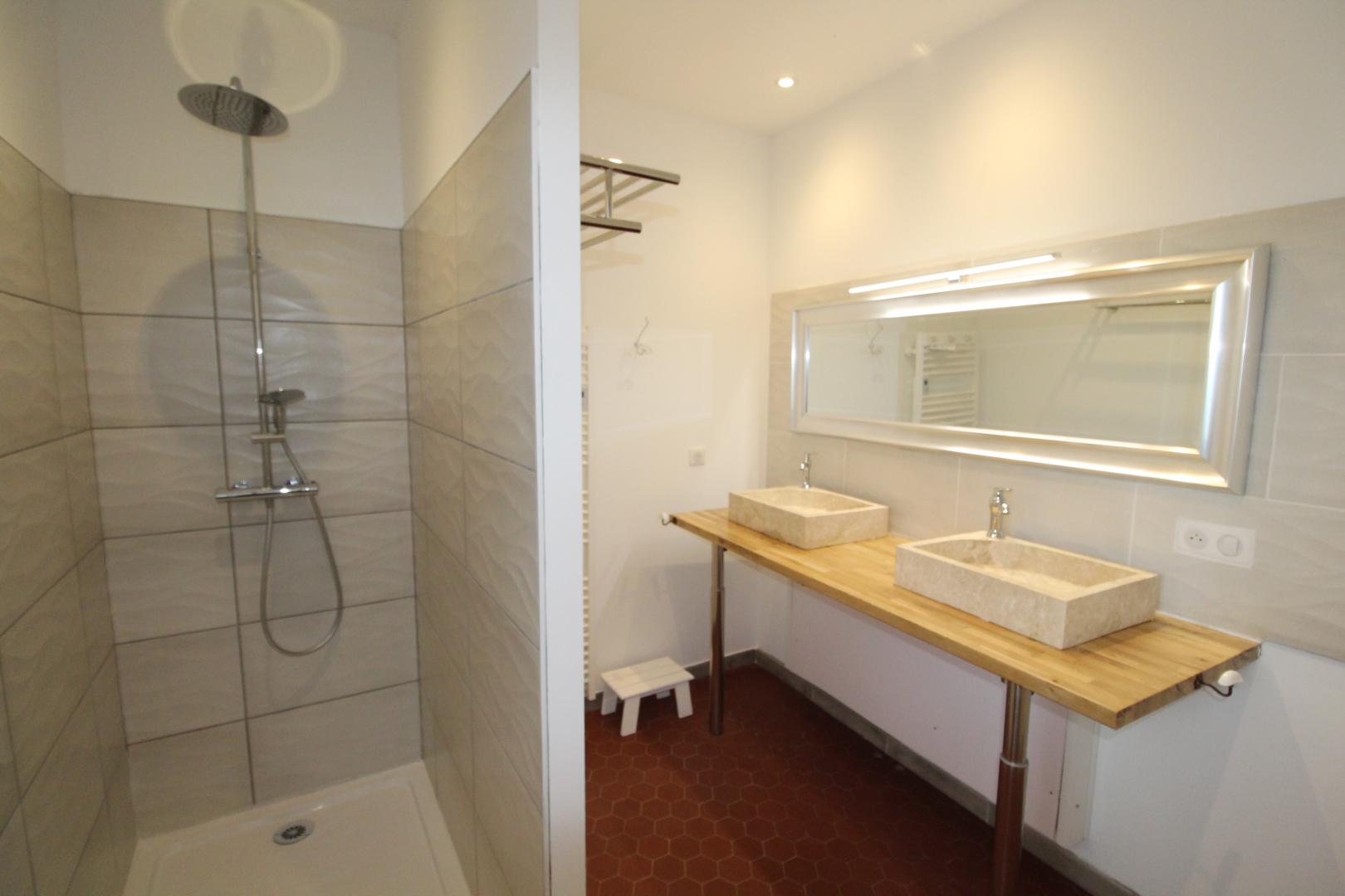 Salle d'eau douche italienne double vasque - Chambre Elea photo 17