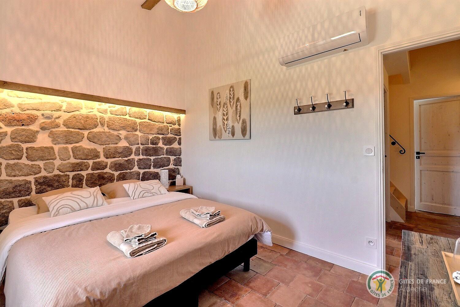 Suite familiale : Chambre Hélène climatisée photo 9