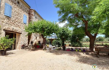 G&icirc;te n&deg;343712 Vinezac - Ard&egrave;che - 
Les 2 g&icirc;tes mitoyens, au 1er plan Le Pigeonnier aux volets bleus, au fond, Les Castanhas avec sa terrasse 