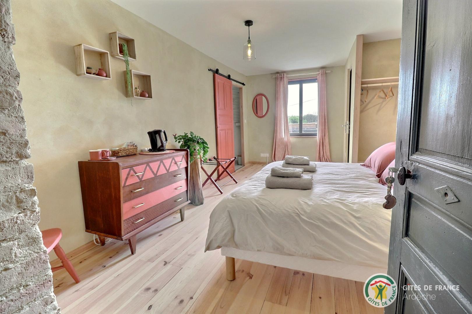 Chambre La terre d'à côté avec lit en 180 - salle d'eau privative et WC séparés photo 28