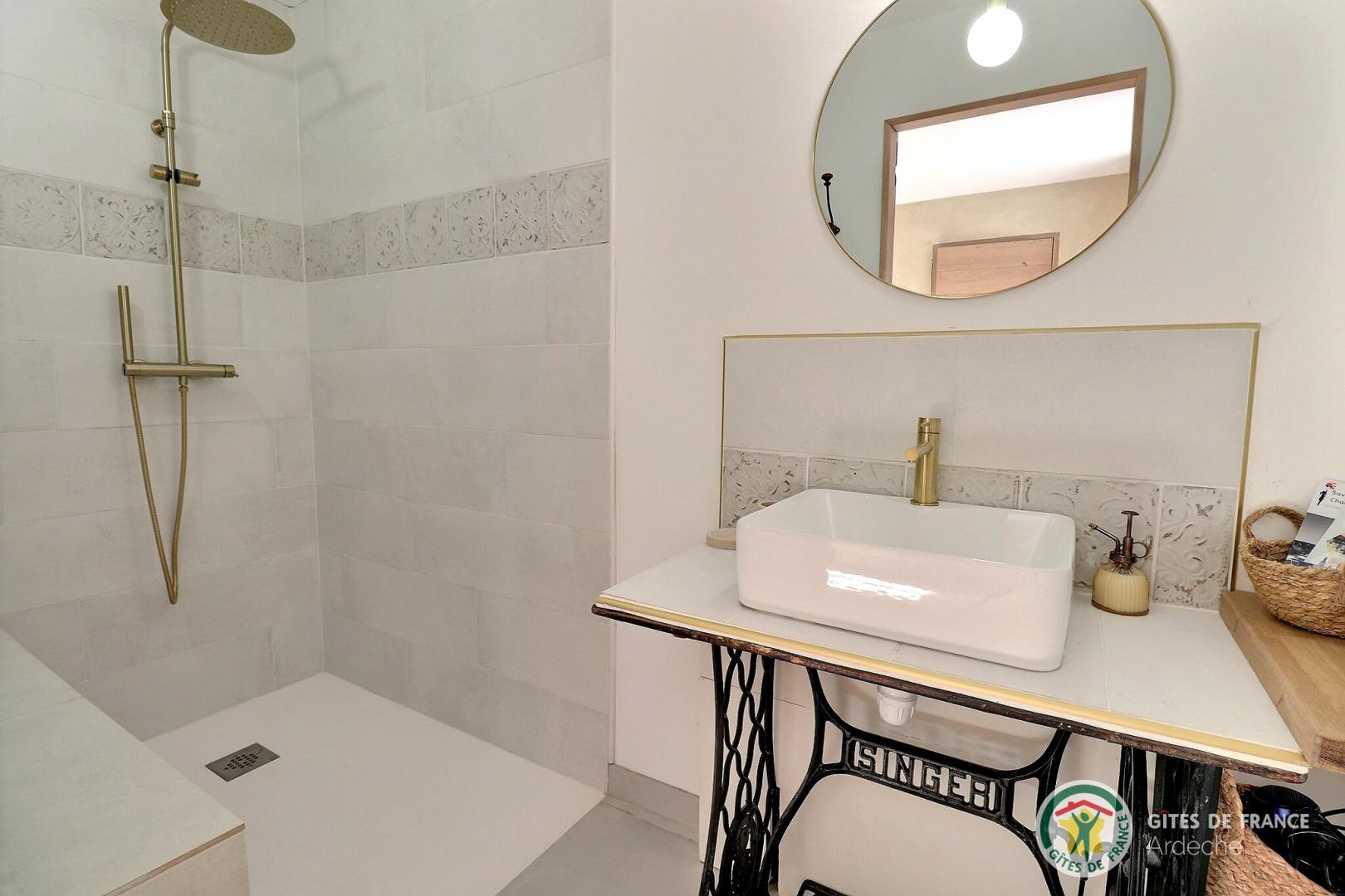 Chambre La terre d'à côté avec lit en 180 - salle d'eau privative et WC séparés photo 30