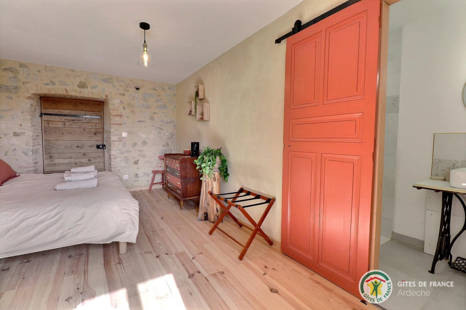 Chambre La terre d'à côté avec lit en 180 - salle d'eau privative et WC séparés photo 29
