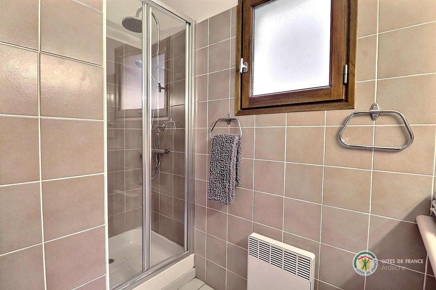 Salle d'eau de la chambre La Paillère avec douche photo 22