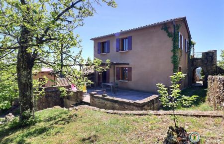 G&icirc;te n&deg;189022 Ribes - Ard&egrave;che - Le g&icirc;te en bas et sa terrasse