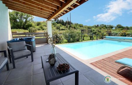 G&icirc;te n&deg;19722 Aubenas - Ard&egrave;che - Vue sur la piscine, le spa et le grand jardin privatifs