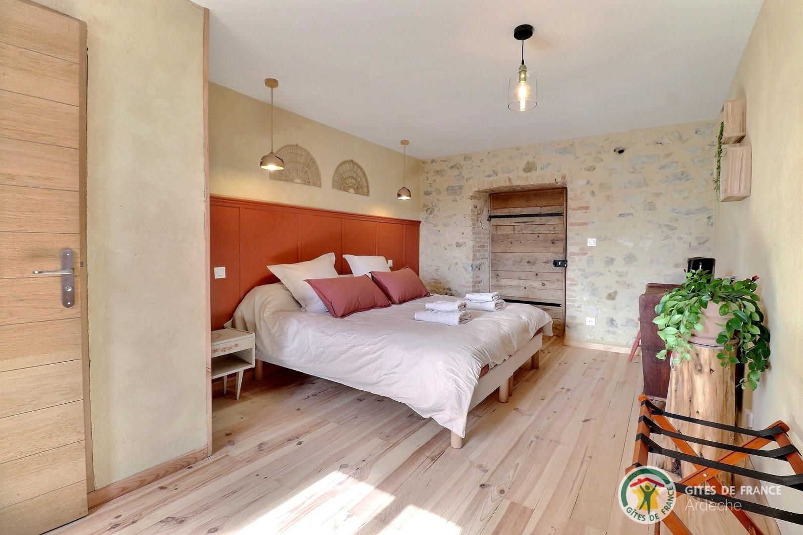 Chambre La terre d'à côté avec lit en 180 - salle d'eau privative et WC séparés photo 25