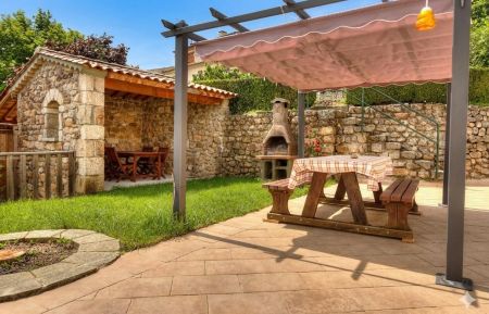 magnifique terrasse avec sa pergola, son barbecue et son abris jardin Gîte n°117041 Lablachère - Ardèche - magnifique terrasse avec sa pergola, son barbecue et son abris jardin