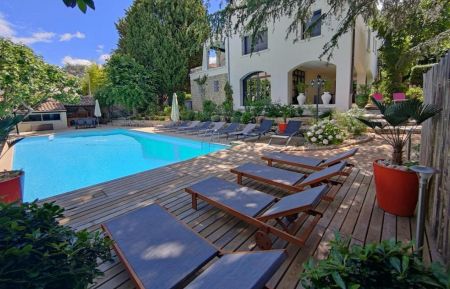 G&icirc;te n&deg;19726 Aubenas - Ard&egrave;che - La Villa M avec sa grande piscine priv&eacute;e, son jardin, et ses &eacute;quipements haut de gamme