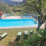 Belle piscine &agrave; partager avec une jolie vue