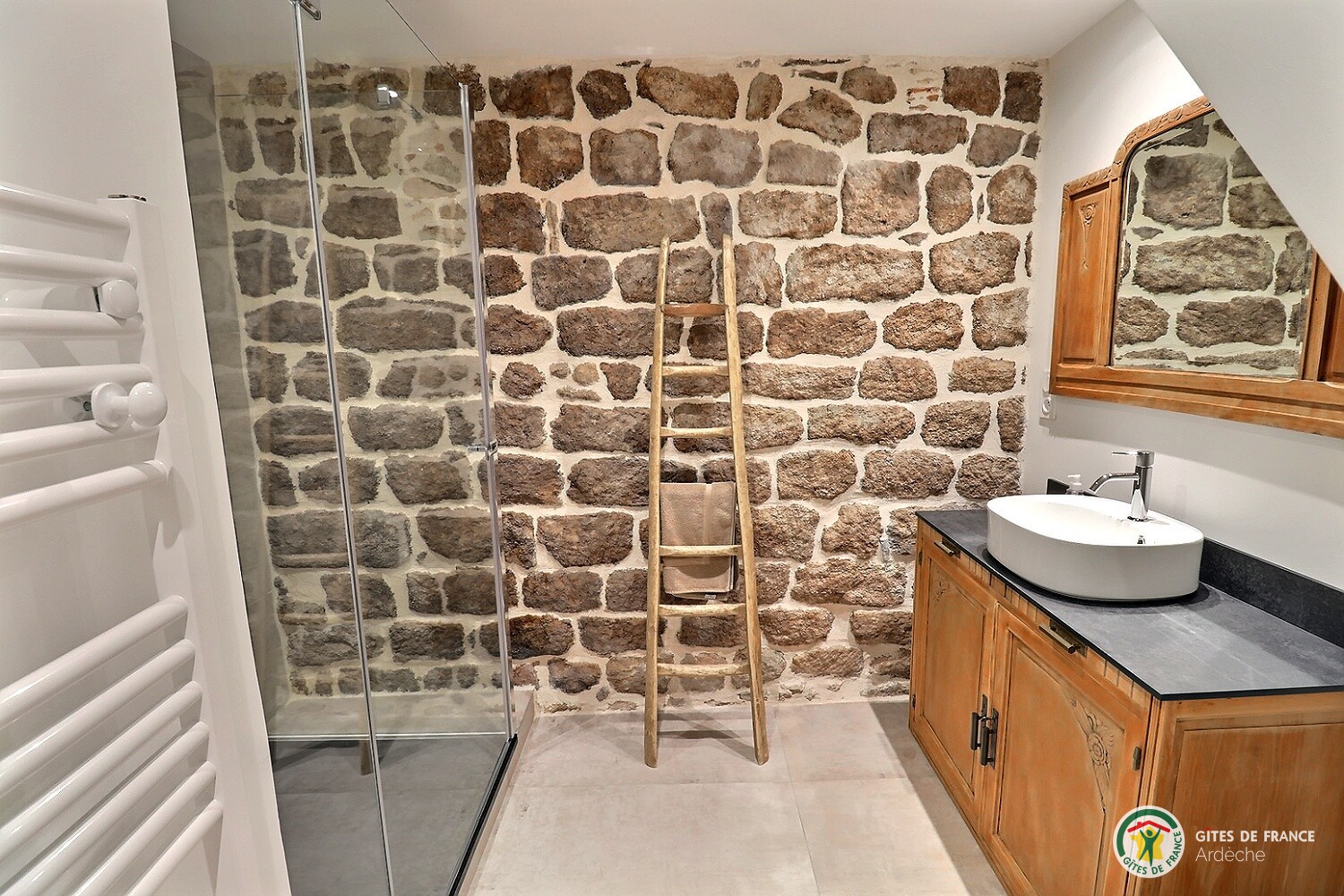 Salle d'eau commune à la Suite Familiale photo 16