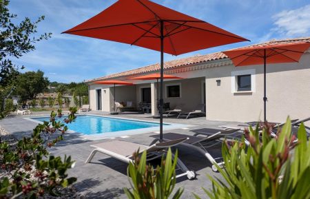 G&icirc;te n&deg;110720 Joyeuse - Ard&egrave;che - Grande terrasse avec piscine