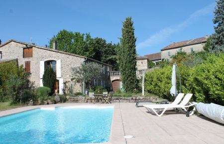 G&icirc;te n&deg;171709 Payzac - Ard&egrave;che - La piscine privative, le g&icirc;te aux volets blancs