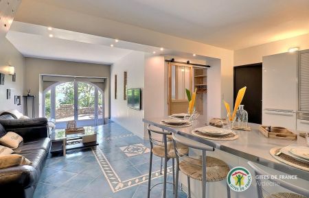 G&icirc;te n&deg;74004 Creysseilles - Ard&egrave;che - Espace repas dans la pi&egrave;ce de vie