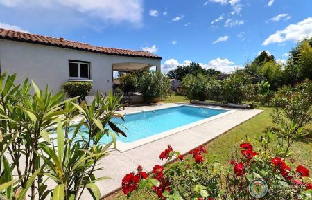 G&icirc;te n&deg;201710 Ruoms - Ard&egrave;che - Villa ind&eacute;pendante avec piscine priv&eacute;e, terrain clos et terrasse couverte