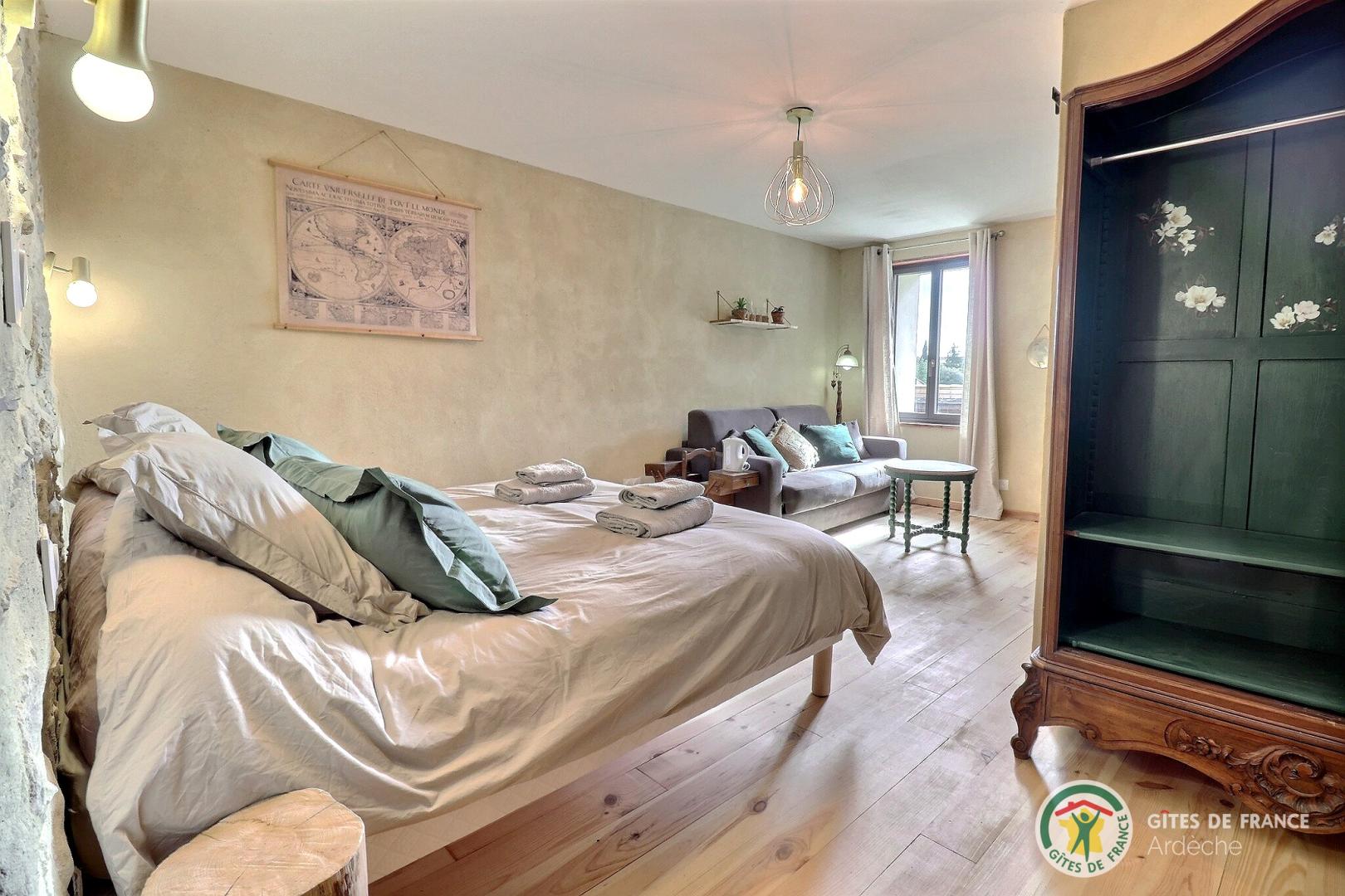 Chambre L'Aphyllante avec lit en 180 et canapé convertible en 140 - salle d'eau privative et WC séparés photo 32