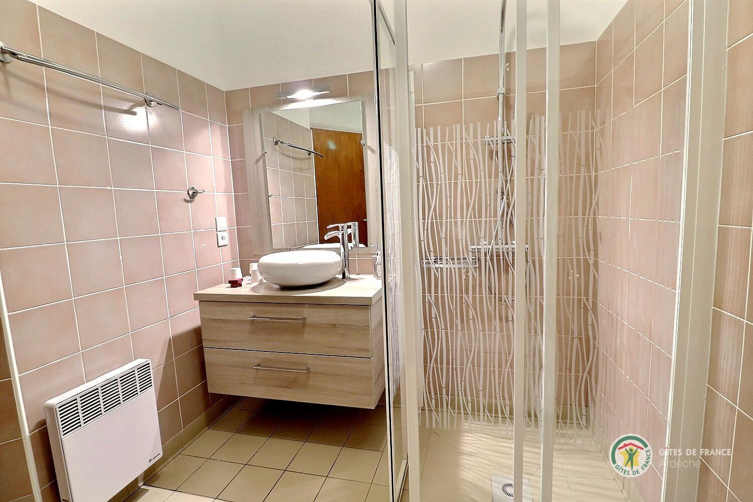 Salle d'eau de la Chambre Le Grenier photo 8