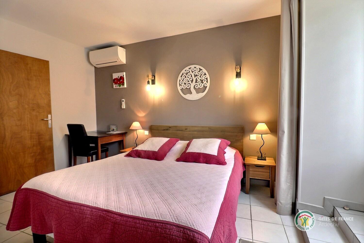 Le Grenier : Chambre avec un lit en 160 en rdc photo 4
