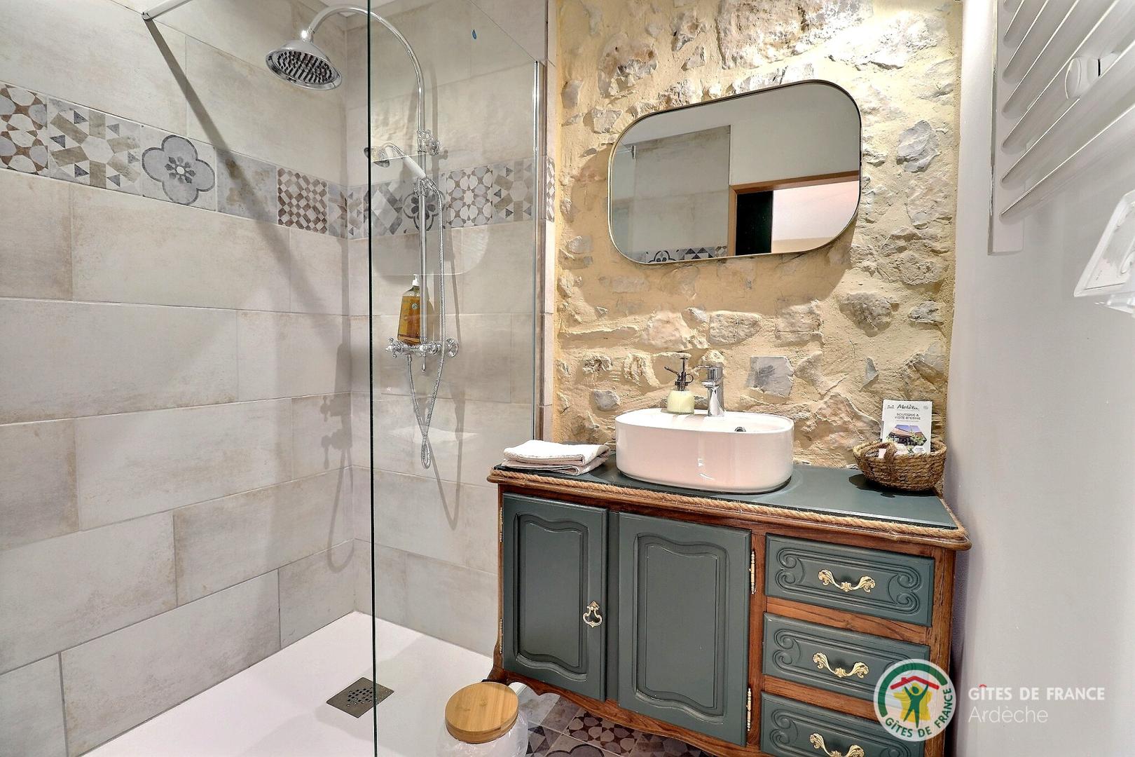 Chambre L'Aphyllante avec lit en 180 et canapé convertible en 140 - salle d'eau privative et WC séparés photo 36