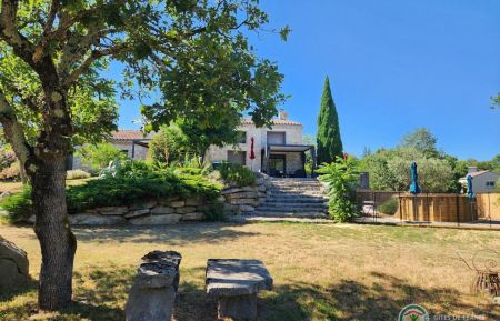 G&icirc;te n&deg;115728 Labeaume - Ard&egrave;che - Belle villa ind&eacute;pendante dans un grand jardin paysager ombrag&eacute; avec piscine hors sol priv&eacute;e, terrain de p&eacute;tanque et portique enfants